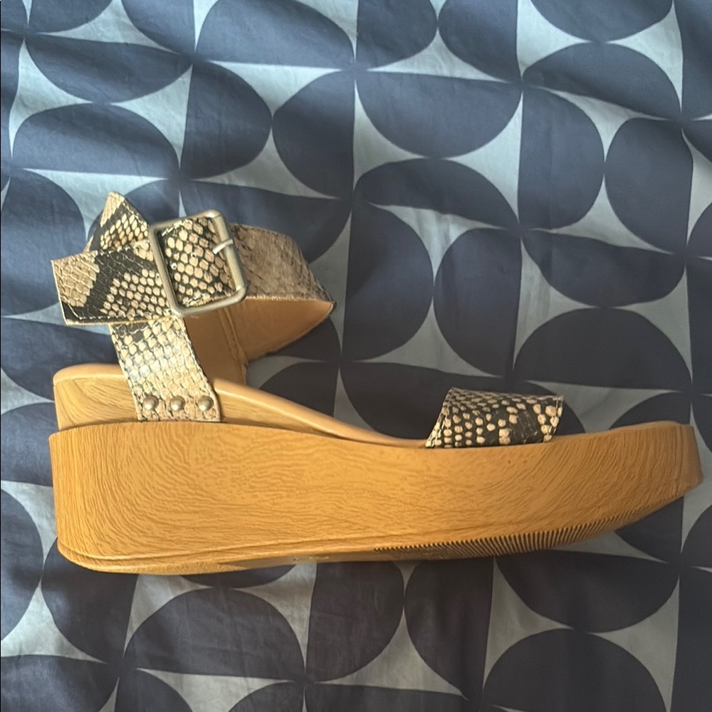 Universal Thread Tan Wedge Shoes with Chic Design